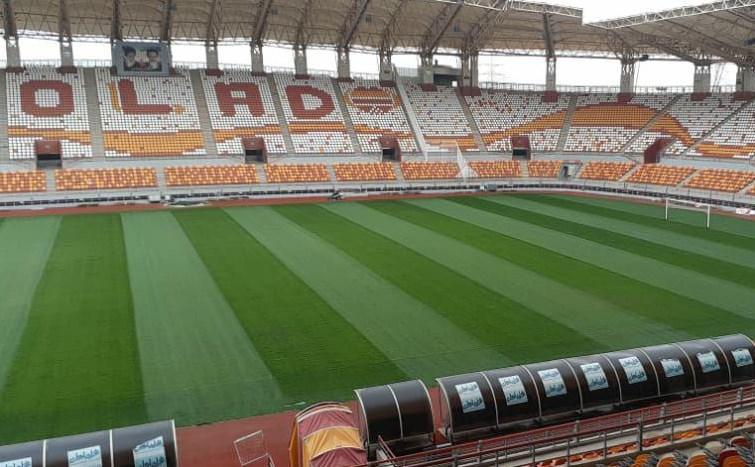 زمین های چمن ورزشگاه فولاد خوزستان بهسازی شد