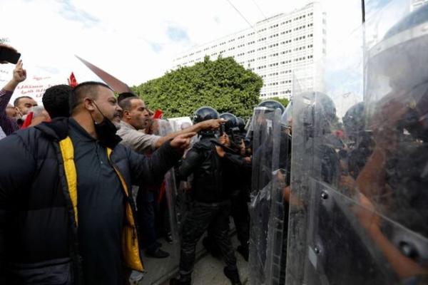 تظاهرات جدید تونسی ها علیه رئیس جمهوری این کشور تظاهرات تازه تونسی ها علیه رئیس جمهوری این کشور