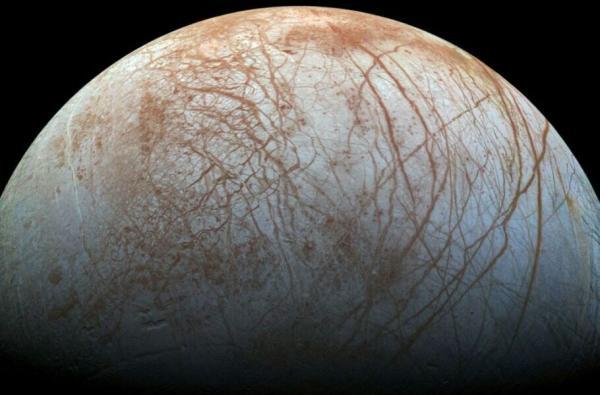 پاشیدن غبار ماه در فضا؛ چرا و چگونه؟